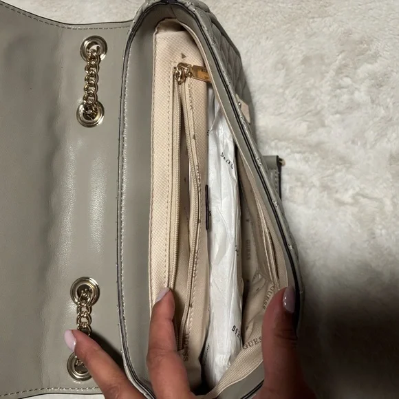 GUESS Quilted Light Gray Shoulder Bag with Gold Chain - Picture 3 of 4